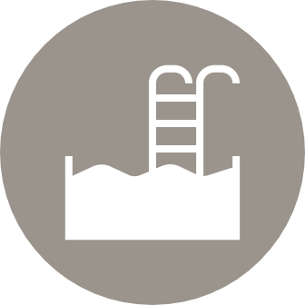 Huge swimming pool with water features & kiddie pool